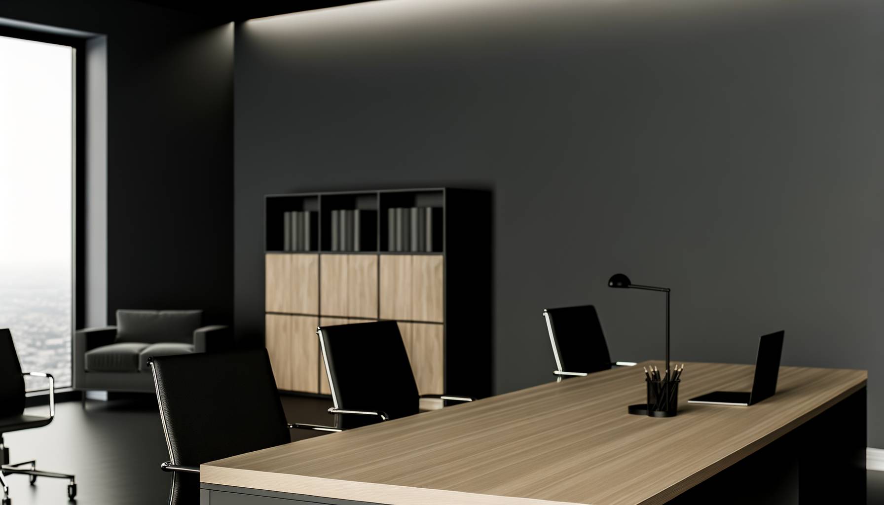 Oficina moderna con paredes grises oscuros, un escritorio de madera clara y sillas negras. El ambien...